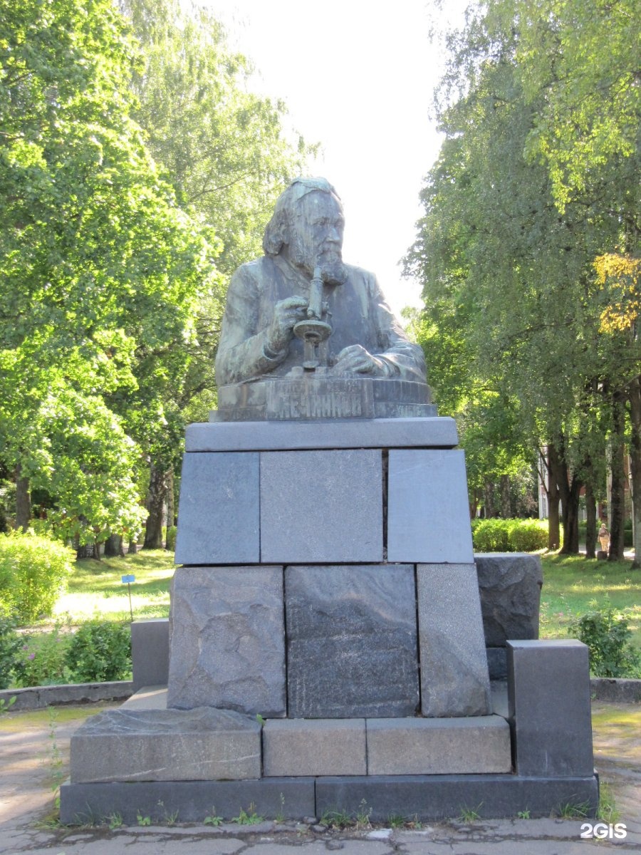 Илья Ильич Мечников памятник