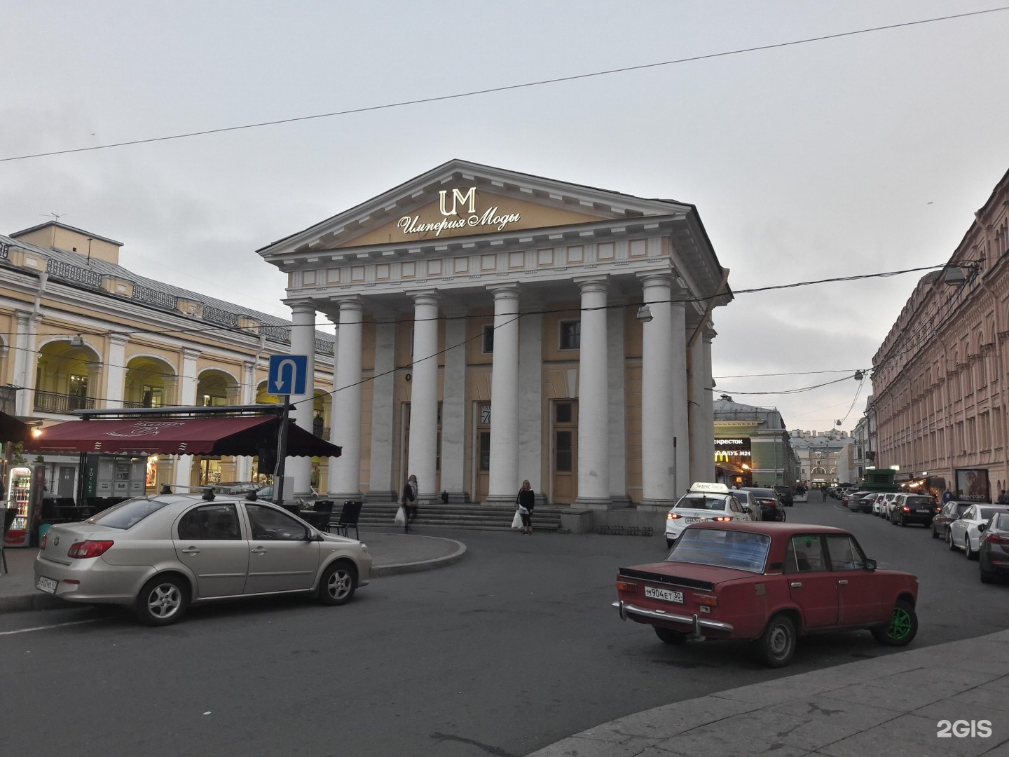 Первые линии спб сайт. СПБ портик Перинной линии. Перинная линия. Санкт-Петербург. Портик руска на Перинной линии. Портик руска и Перинные ряды.