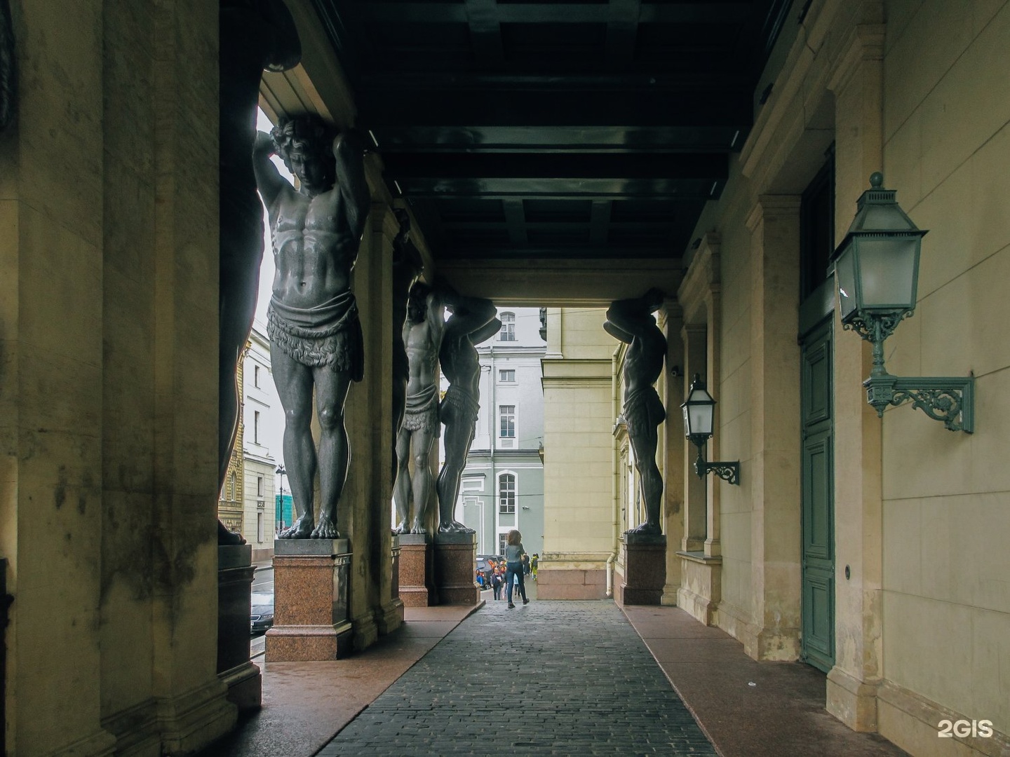 Атланты новый Эрмитаж в Санкт-Петербурге. Атланты в Петербурге Эрмитаж. Атланты на миллионной. Атланты на миллионной улице.