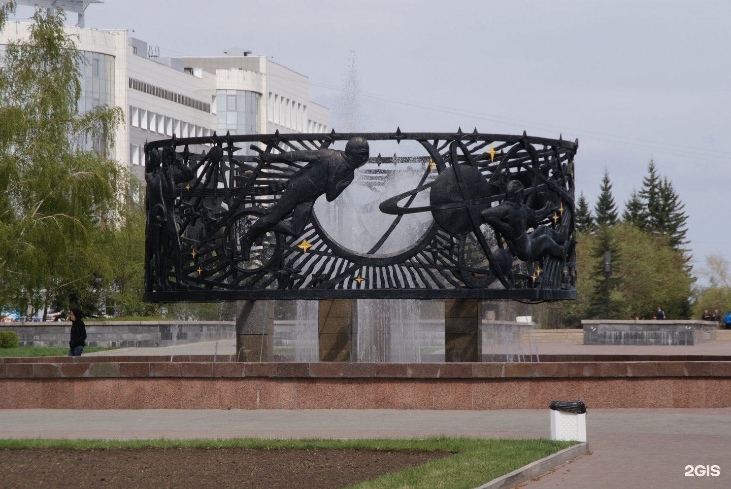 Территория барнаула. Фонтан космос Барнаул. Площадь ветеранов Барнаул. Барнаул памятники космос. Монументы в Барнауле космос.