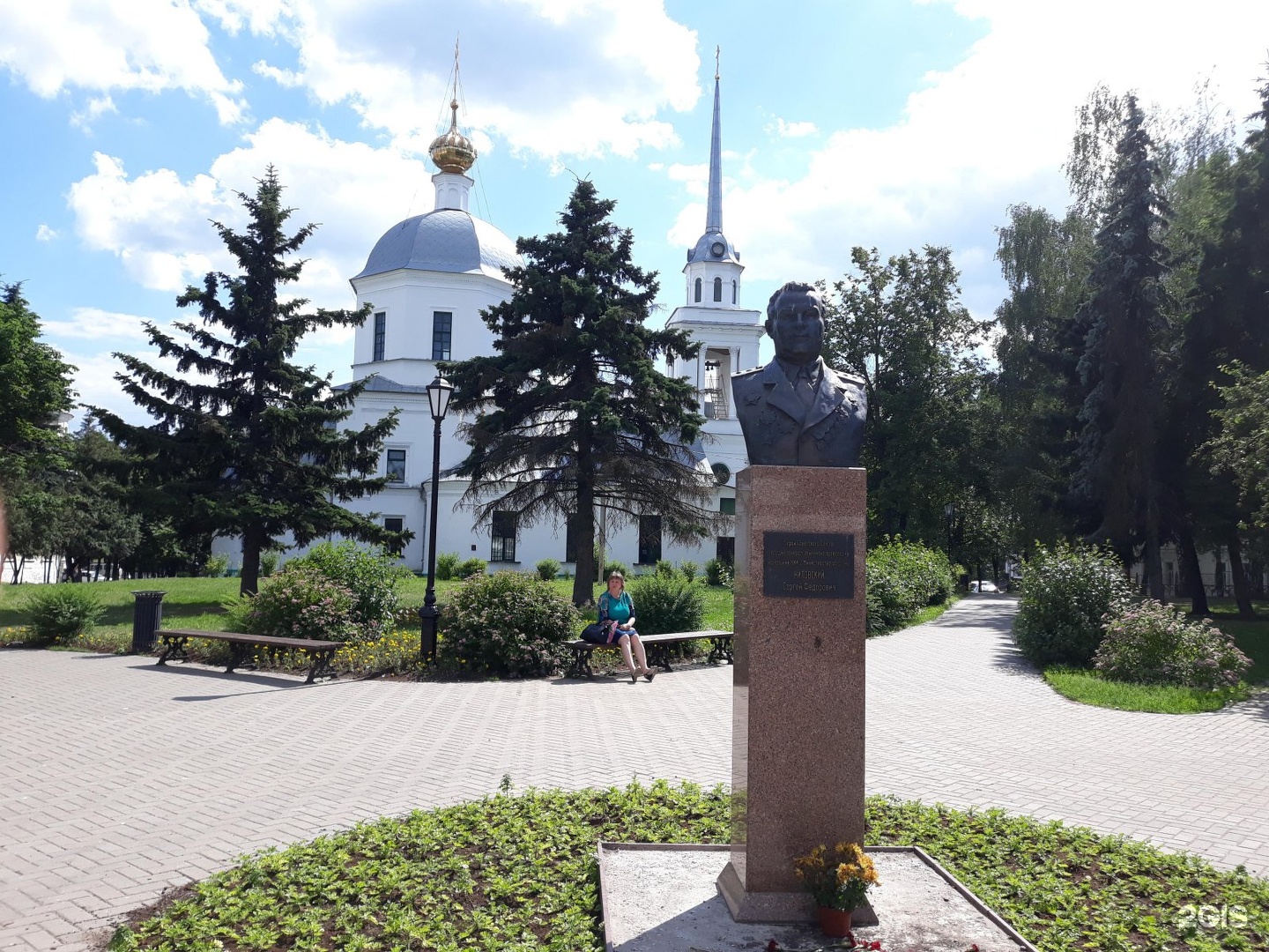 Памятник недорого москва. Церковь у обелиска Тверь. Памятник в Твери на набережной. Часы в Твери памятник.