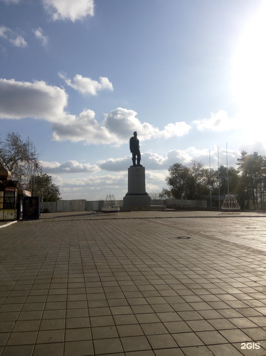 Чкалов оренбург. Чкалов памятник Оренбург. Памятник Валерию Чкалову в Оренбурге. Памятник в п Чкалову Оренбург. Памятник Чкалову Оренбург на Советской.