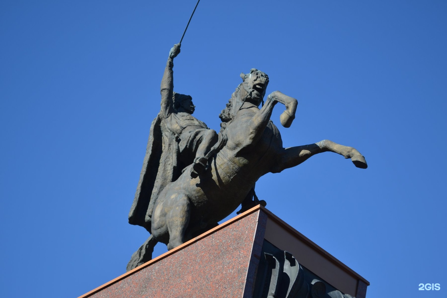 Памятник Чапаеву Чебоксары. Памятник Василию Чапаеву в Чебоксарах. Чапаев Василий Иванович памятник в Чебоксарах. Памятник Чапаеву в Чебоксарах сапоги.