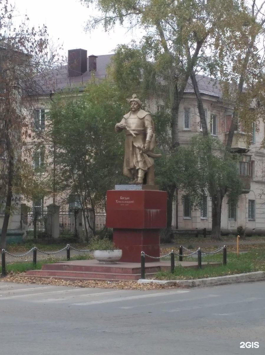 Поколение хмельницкого. Памятник Богдана Хмельницкого Ульяновск. Памятник Богдану Хмельницкому в Ульяновске. Богдан Хмельницкий Ульяновск. Памятник Богдана Хмельницкого г. Омск.