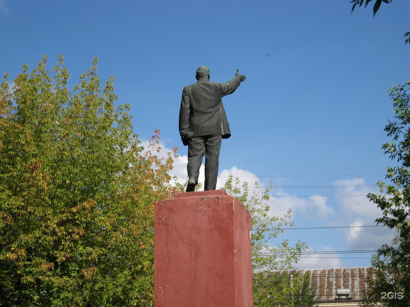 Памятник ленину. Памятник Ленину Киров памятники. Памятник Ленину Коминтерн Киров. Статуя Ленина Кирово-Чепецк. Памятник Владимиру Ильичу Ленину в Ленинске Кузнецком.