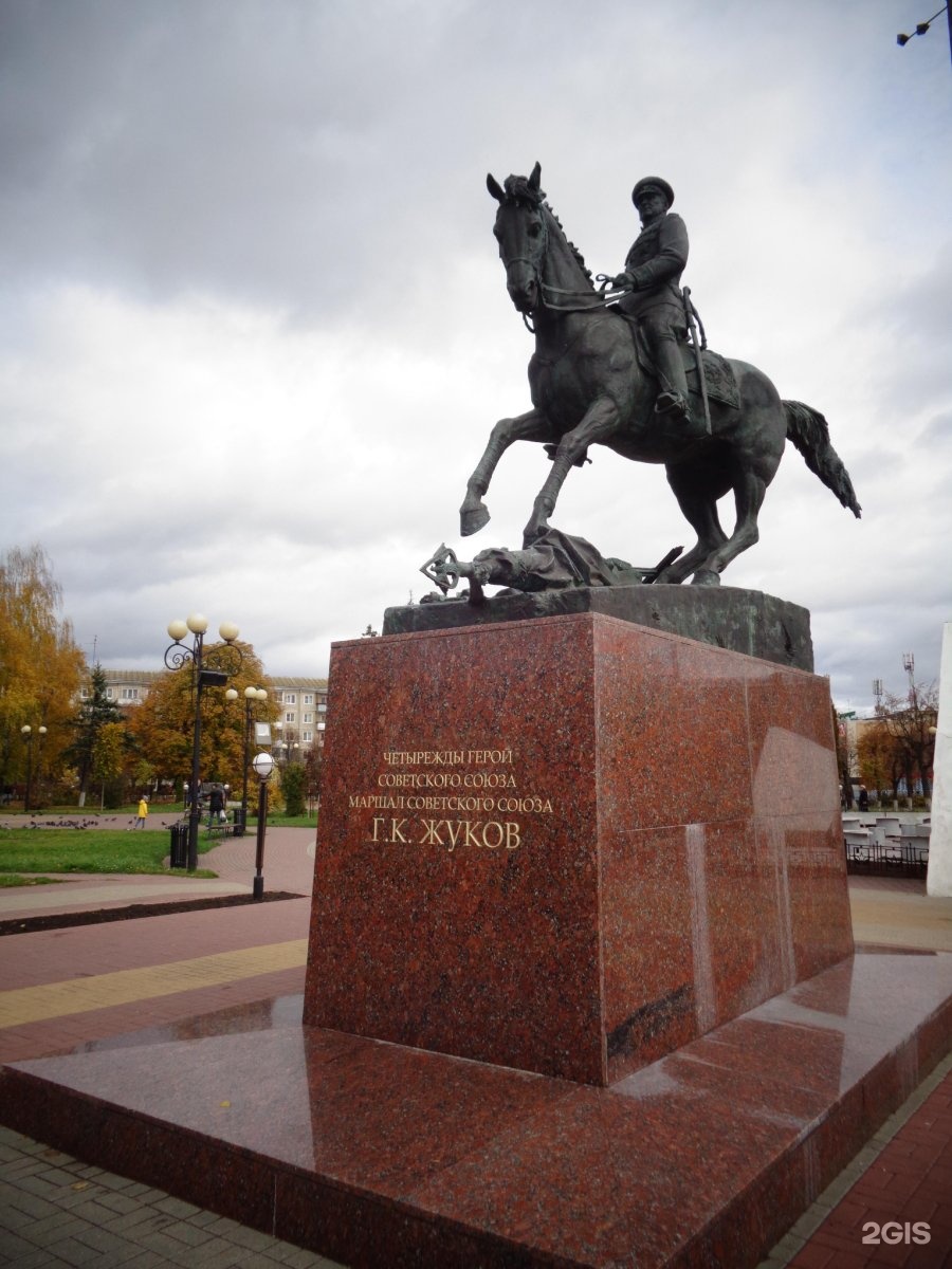 Надпись на памятнике жукову. Памятник Жукову в Калуге на площади Победы. Памятник Жукову Льва Кербеля.