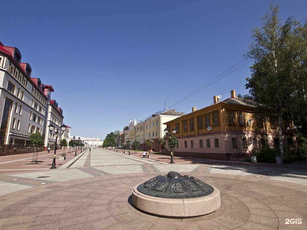 Брянск фото улиц города. Бульвар Гагарина Брянск. Сквер Гагарина Брянск. Брянск центр города. Бульвар Гагарина Брянск памятник.