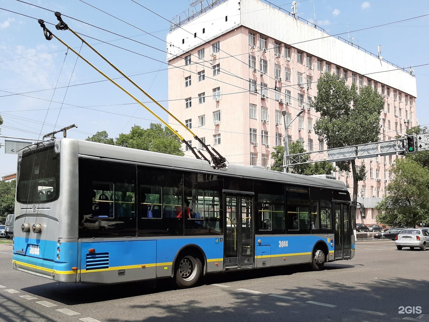Троллейбус семерка. Троллейбусный парк Алматы. Троллейбус 7. Алматинский троллейбус. Троллейбусная 7а.
