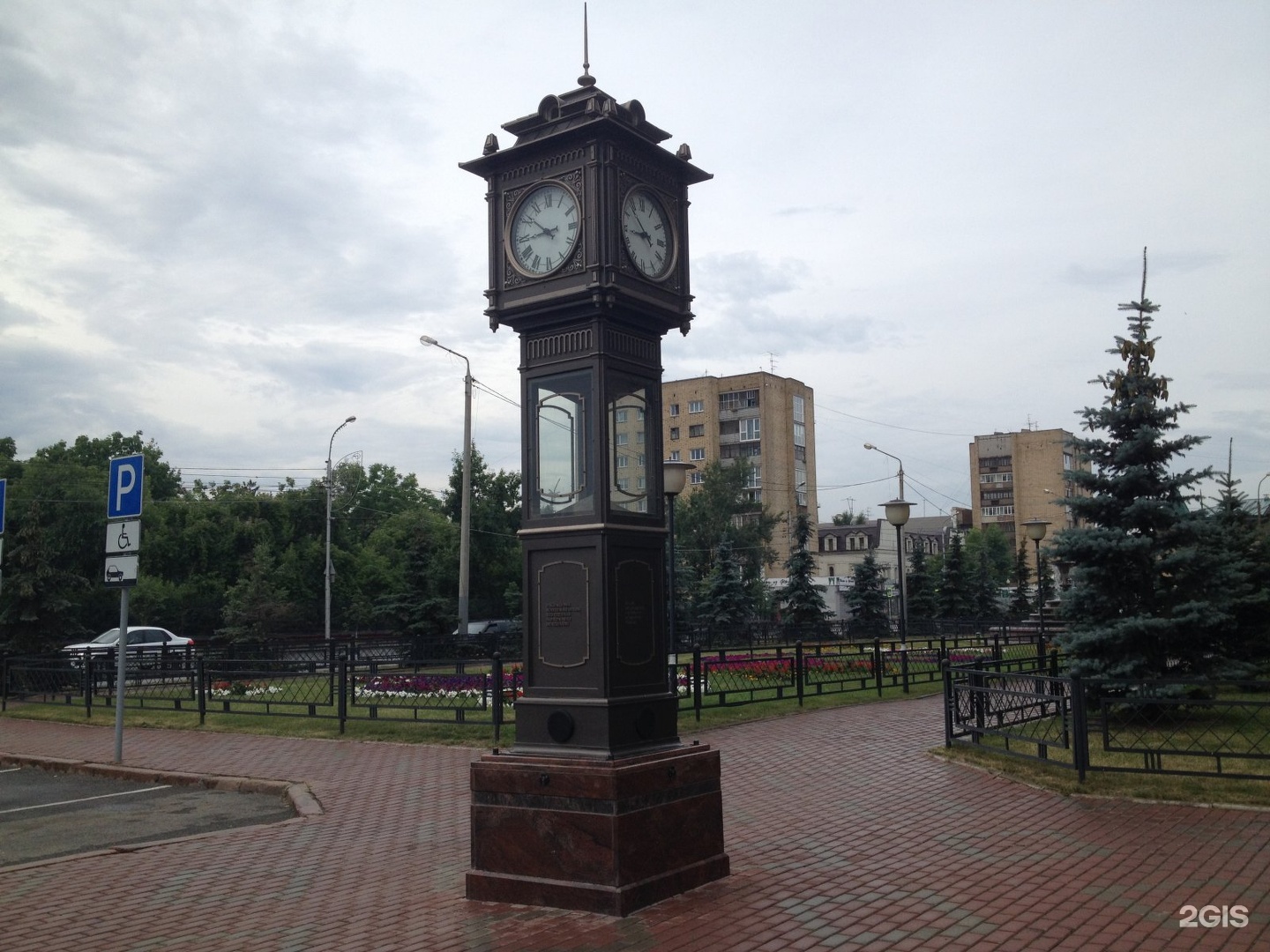 Памятник часы