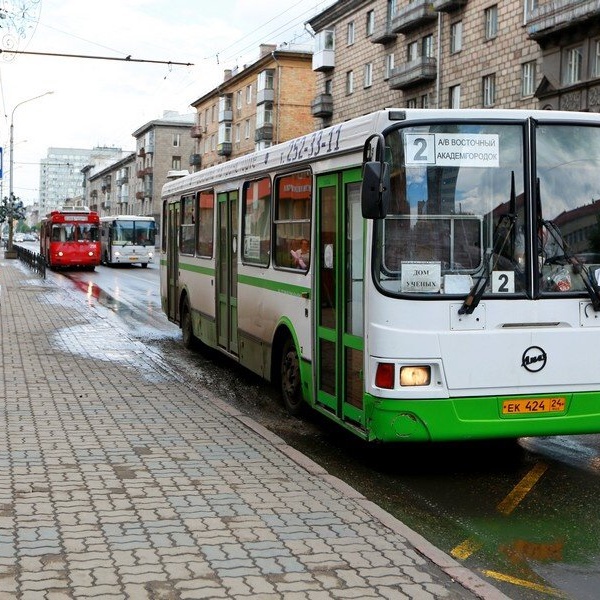 Левый автобус. Автобус в городе.