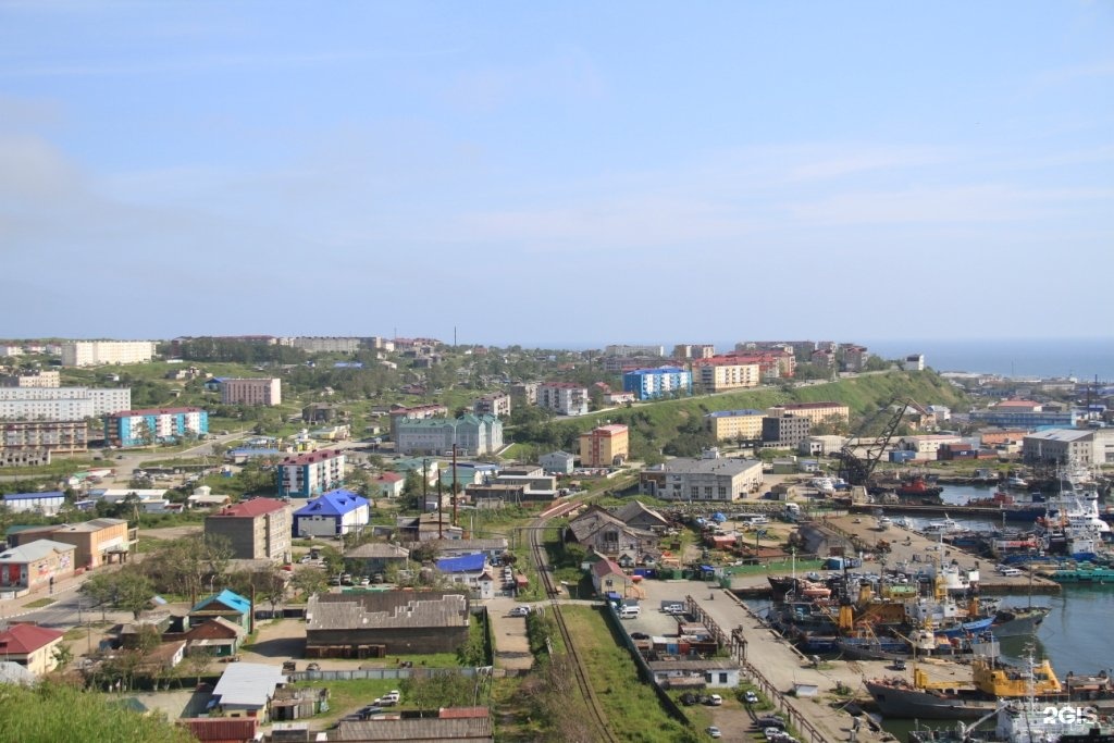 Сахалинская область города население. Город Корсаков Сахалинской области. Поселок Корсаков Сахалин. Корсаков город на Сахалине. Октябрьская улица город Корсаков Сахалинской области.