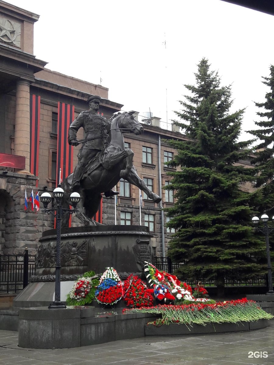 Памятник жукову в екатеринбурге фото