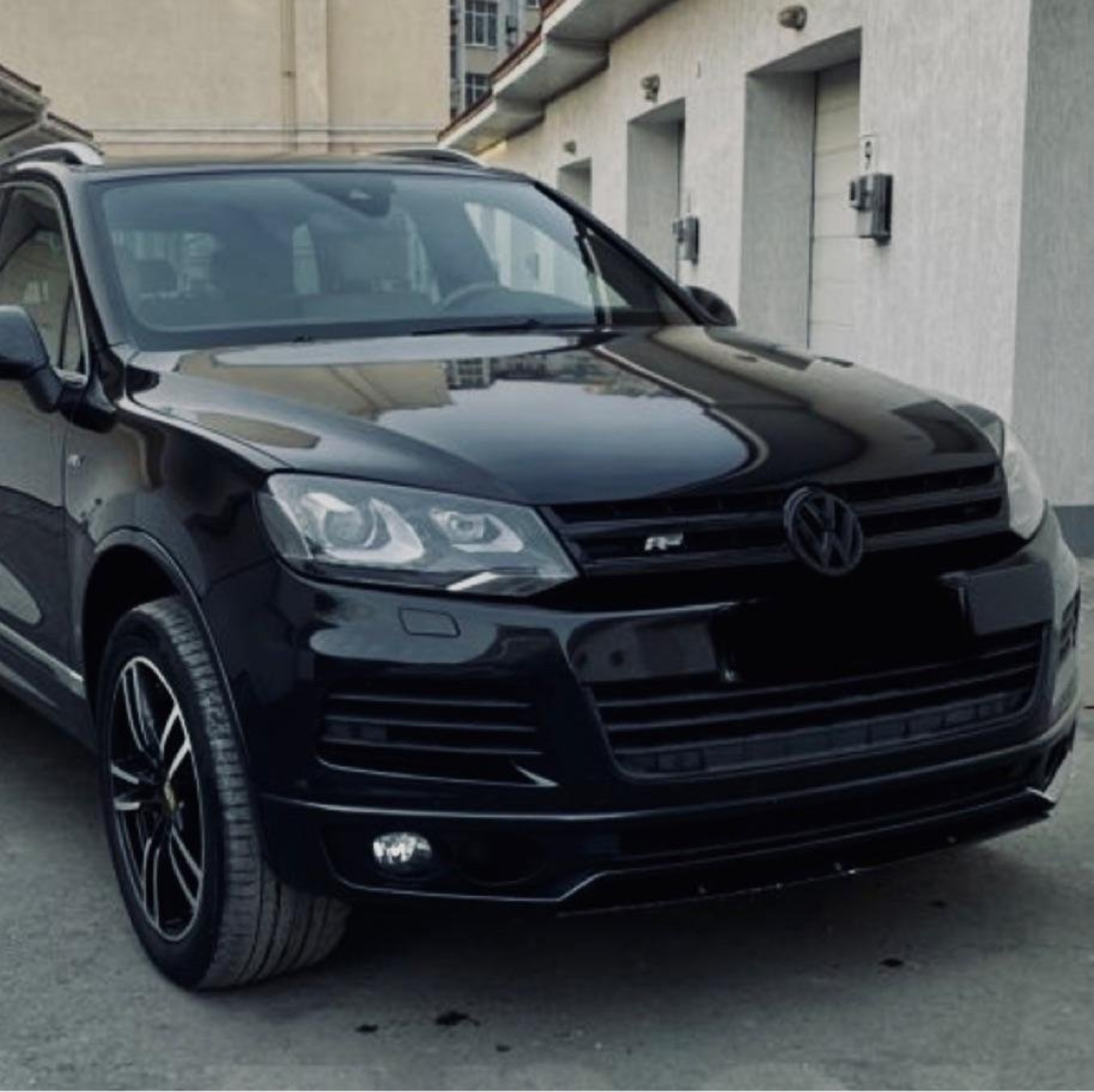 Диджейдің жалаңаш бейнесі Қара қысқа шашты порно