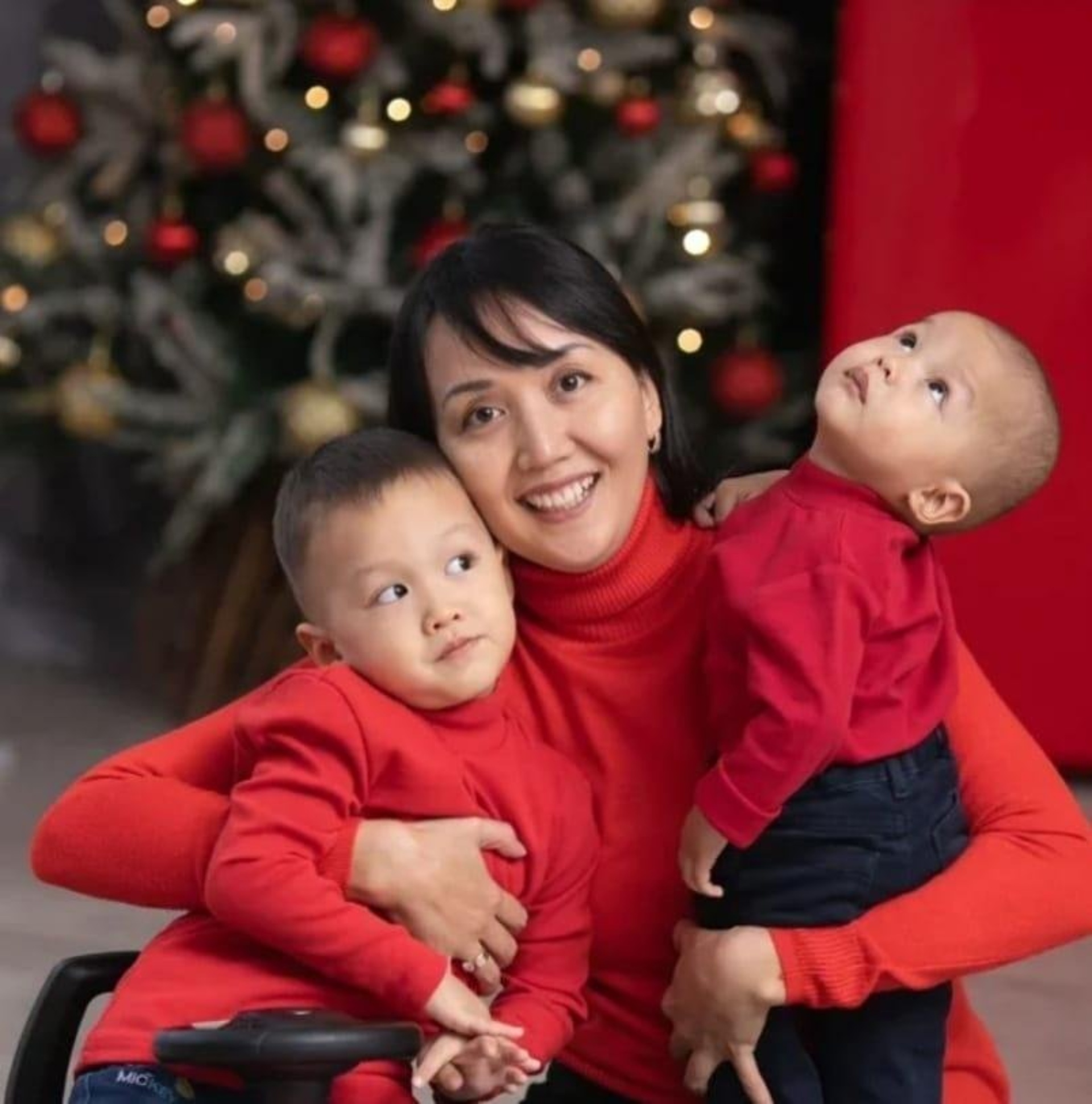 Айна алдында жалаңаш бөкселерімен түскен суреттері