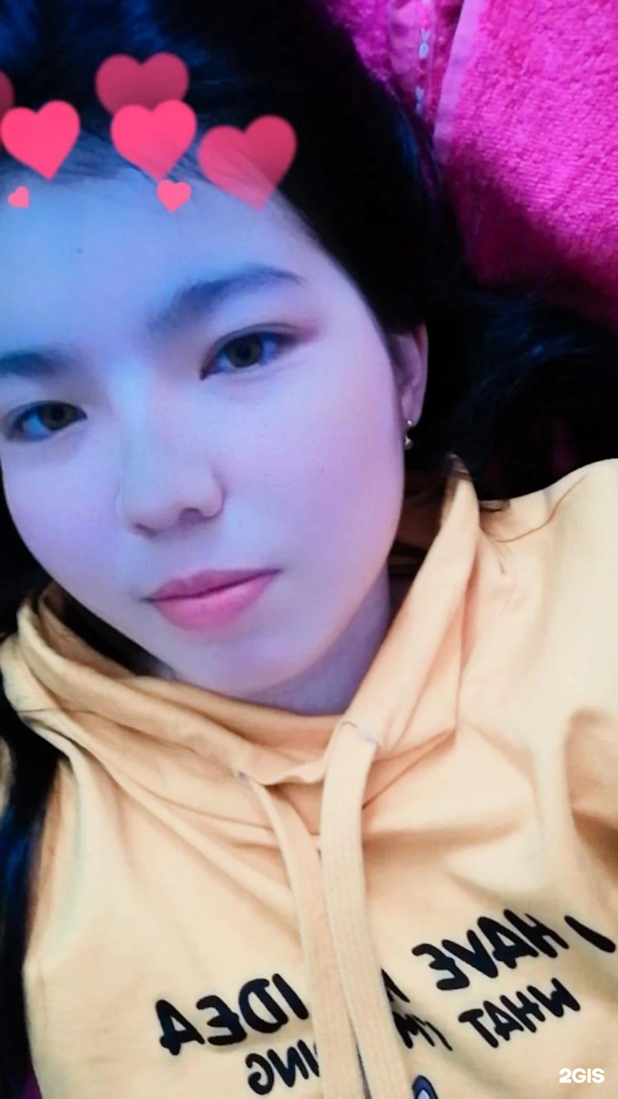 Біреудің есекке еліктеп жатқанының жақыннан түсірілген фотосы