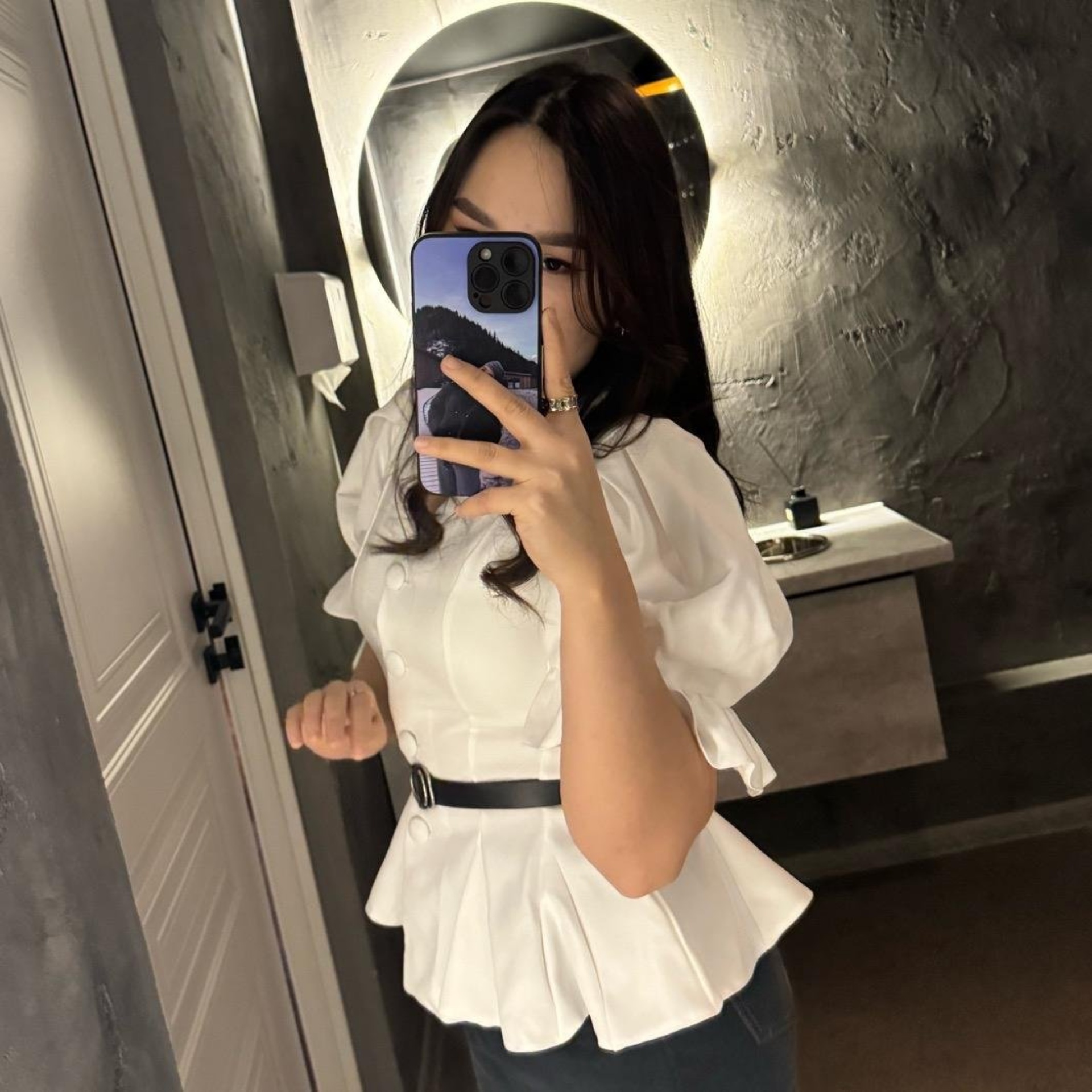 Толық әйелді екі аяғының арасына алады