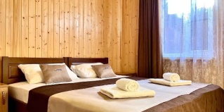 Каменномостский: Коттедж У пруда от Травел Хотелс Антураж