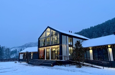 с. Элекмонар: Отель Игуана