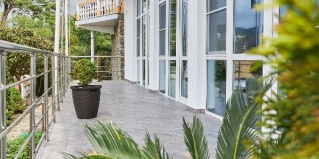 Лоо: Отель White House